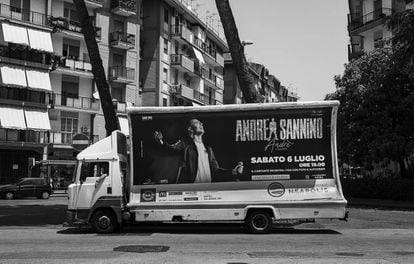 Um caminhão anuncia em Nápoles o show de Andre Sannino.