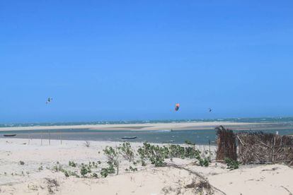 Praia de Macapá, que atrai praticantes de kitesurf.