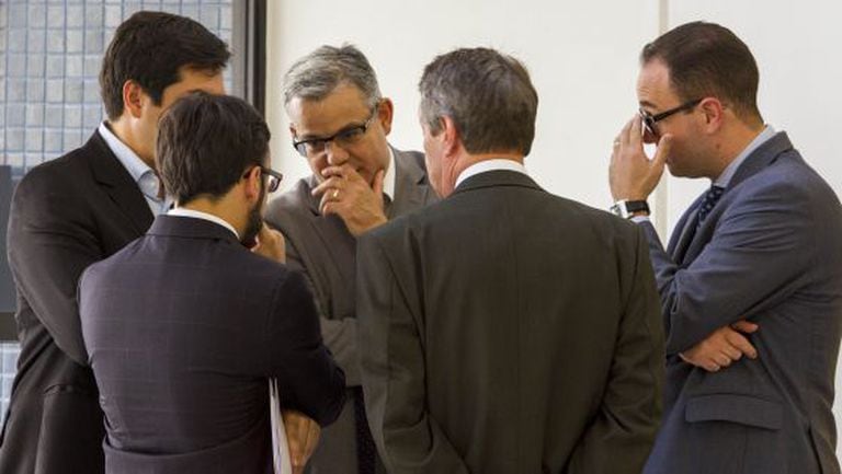 Advogados de executivos investigados pela Operação na Lava Jato conversam na sede da Polícia Federal em Curitiba, em novembro.