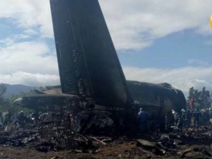 Destroços do avião militar que caiu na Argélia.