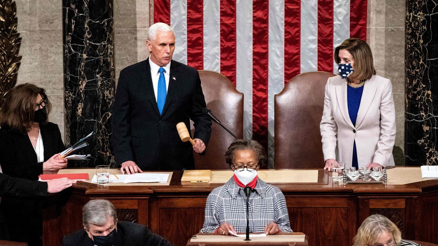 O vice-presidente dos Estados Unidos, Mike Pence, e a presidenta da Câmara dos Deputados, Nancy Pelosi, durante a sessão de certificação dos resultados eleitorais.