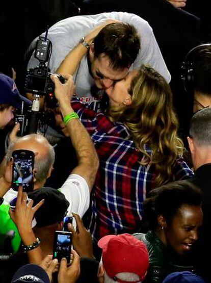 Tom Brady e Gisele Bündchen comemoram depois da vitória no Super Bowl.