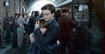 Harry Potter se despede do filho no cinema.