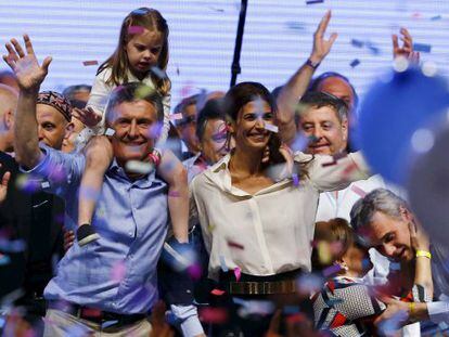 Mauricio Macri, com sua filha Antonia sobre seus ombros e sua esposa, Juliana Awada, celebram sua vitória no segundo turno das eleições da Argentina no último domingo, em Buenos Aires.