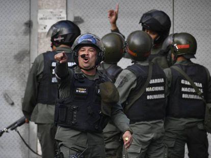 Membros da Força de Ações Especiais (FAES) da Guarda Nacional Bolivariana, durante um protesto em janeiro passado em Caracas.