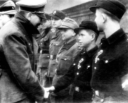 Adolf Hitler cumprimenta crianças-soldado em 19 de março de 1945, na última foto que a AP distribuiu do ditador antes do suicídio deste algumas semanas mais tarde.