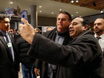 Homem tira foto com Bolsonaro em supermercado suíço. 