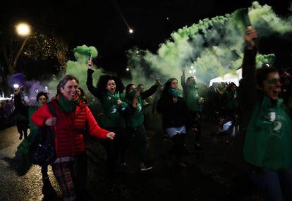 Sinalizadores verdes, a cor da campanha em prol do aborto legal, seguro e gratuito.