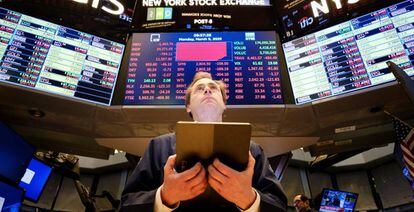 Corretor trabalha na segunda-feira na Bolsa de Wall Street, em Nova York (Estados Unidos).