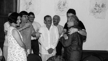Gabriel García Márquez junto a Alma Guillermoprieto, Jaime Abello Banfi, Gustavo Bell, José Salgar, Javier Darío Restrepo y Sergio Ramírez na sede da FNPI em Cartagena, 2006.