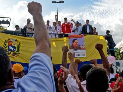 Nicolás Maduro em ato político diante do palácio de Miraflores.