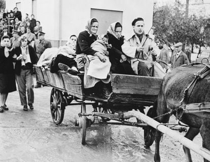 Grupo de húngaros chega à Áustria em abril de 1956 após fugir da invasão soviética.