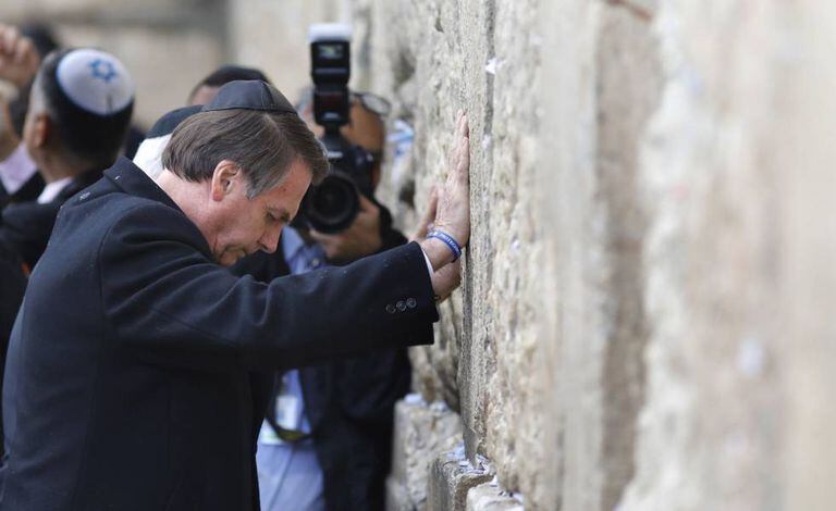 O presidente Jair Bolsonaro no Muro das Lamentações, em Jerusalém, nesta segunda-feira.
