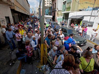 Popula&ccedil;&atilde;o faz fila em um supermercado para comprar papel higi&ecirc;nico com pre&ccedil;o regulado disponibilizado nesta sexta-feira pelo Governo venezuelano em Caracas.