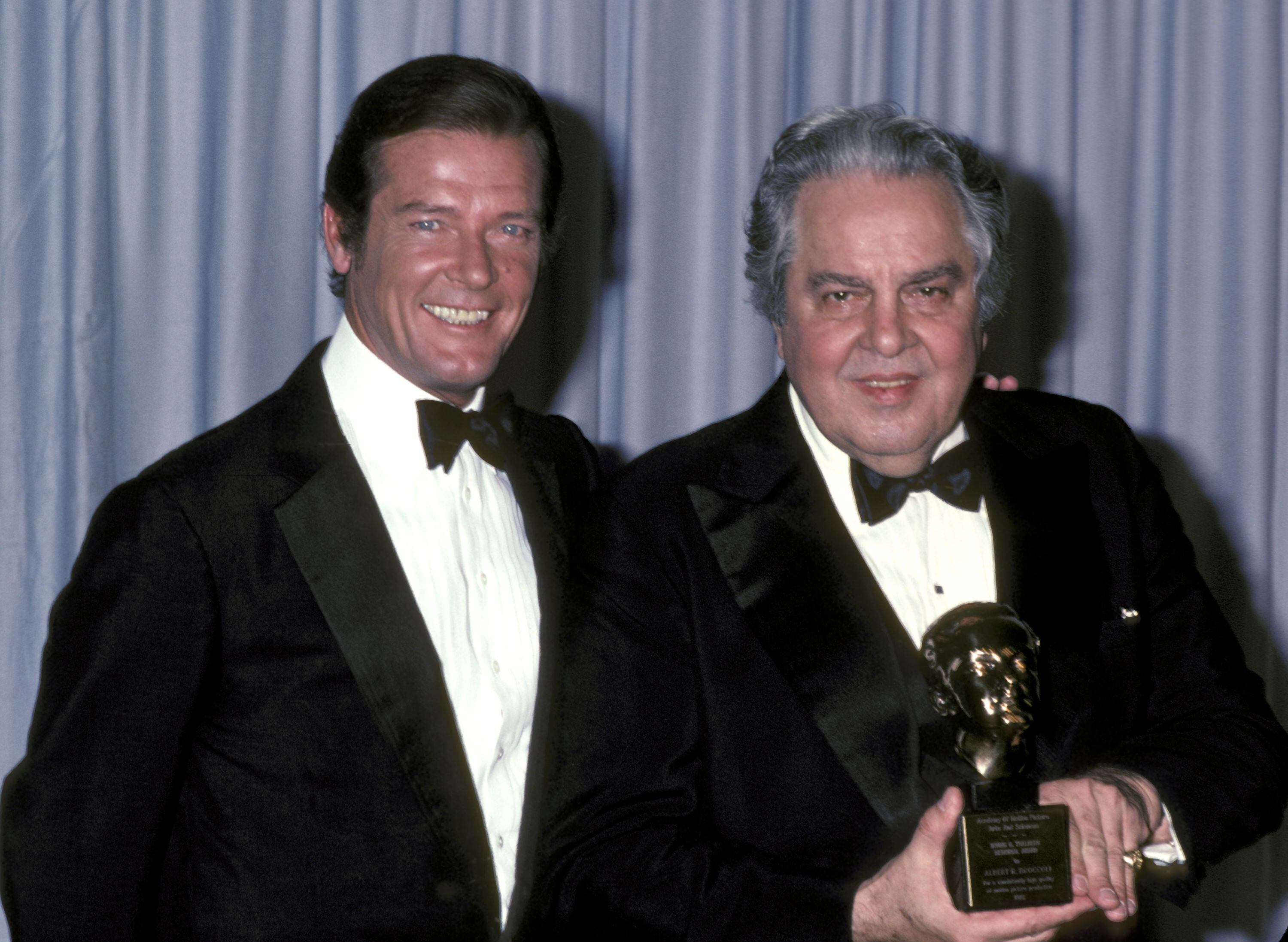 Roger Moore e Albert Broccoli na cerimônia do Oscar de 1981. / COLEÇÃO RON GALELLA / RON GALELLA VIA GETTY