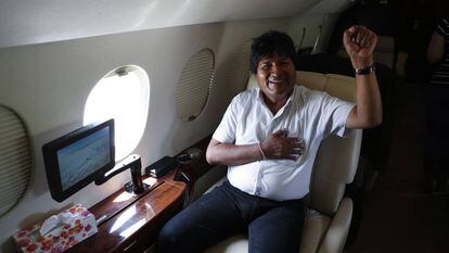 O presidente de Bolívia, Evo Morais, neste domingo no avião presidencial.
