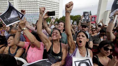 Argentinos celebram a sentença de prisão perpétua para repressores.