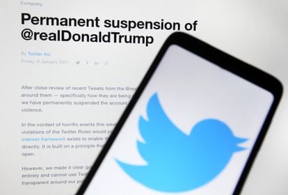 O anúncio da suspensão permanente da conta de Donald Trump no Twitter, em janeiro de 2021.