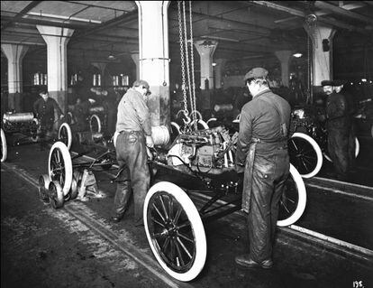A fabricação em série do Ford T há 100 anos teve enormes implicações nas relações de trabalho, democratizou a compra de carros e inaugurou o consumismo com as vendas a prazo.