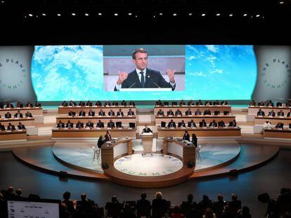 O presidente Emmanuel Macron em um ato público às vésperas da cúpula do clima em Paris