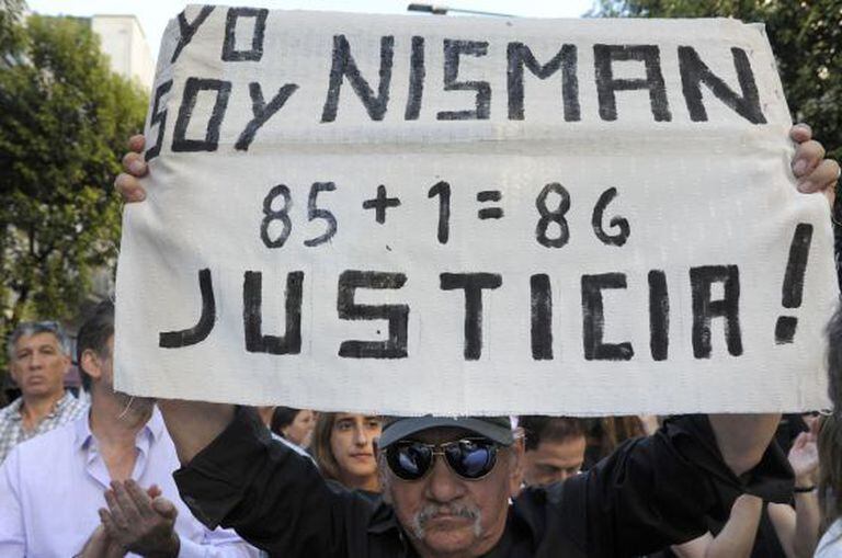 Um homem manifesta-se nesta quarta-feira em frente à sede da AMIA.