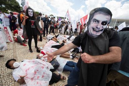 Manifestante com máscara representando Bolsonaro em ato na Praça dos Três Poderes, em Brasília, nesta quarta-feira.