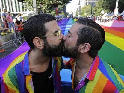 Um casal se beija na Parada do Orgulho LGBT deste domingo em São Paulo.