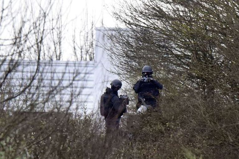 Polícia cerca a área industrial, onde se encontram os suspeitos do ataque ao "Charlie Hebdo".