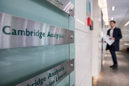 A entrada do escritório da Cambridge Analytica em Londres.
