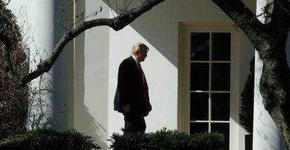 Donald Trump a caminho do Salão Oval.