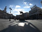 Un repartidor cruza en bicicleta la madrileña Puerta del Sol, vacía, el pasado sábado.