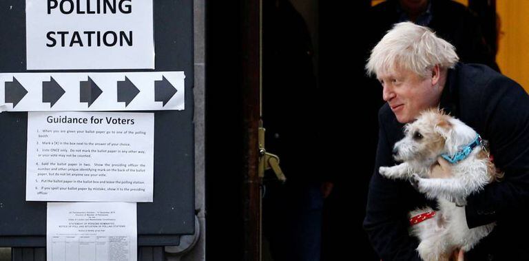 Boris Johnson com seu cachorro Dilyn, após votar em Londres.