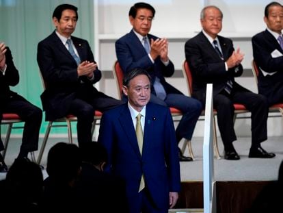 Yoshihide Suga, até agora ministro porta-voz e sucessor de Shinzo Abe, em 14 de setembro, na sede do seu partido, em Tóquio.