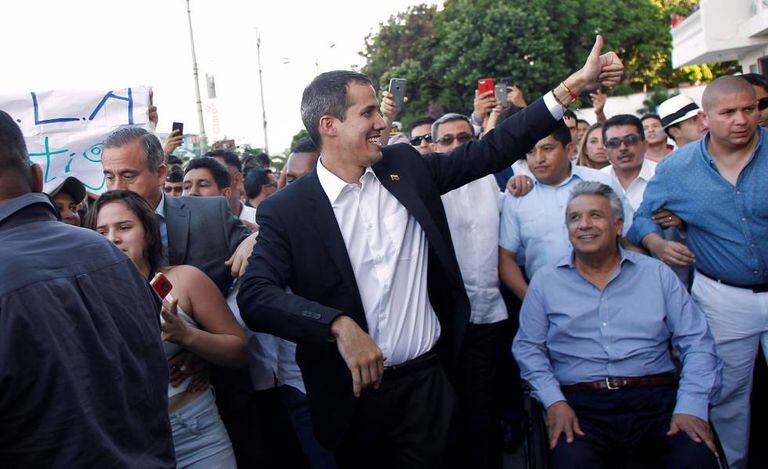 Juan Guaidó, ao lado do presidente do Equador, Lenín Moreno, sentado, no sábado.