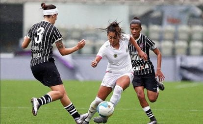 Santos e Corinthians, que têm equipe feminina há mais de um ano, jogam a elite da categoria no Brasil.