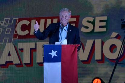 O candidato a presidente da extrema direita chilena, José Antonio Kast, fala a seus seguidores em Santiago após vencer o primeiro turno, em 21 de novembro.