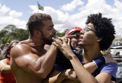 Tensão entre manifestantes contrários e a favor ao Governo Dilma, em Brasília, no dia 17 de março.