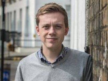 O escritor Owen Jones posa para a entrevista em