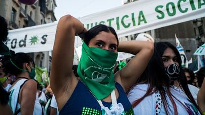 Uma mulher durante a manifestação a favor da legalização do aborto na Argentina, em 29 de dezembro, em Buenos Aires.