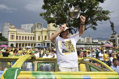 Manifestante, no último dia 13, usa camiseta em defesa do juiz Sergio Moro.
