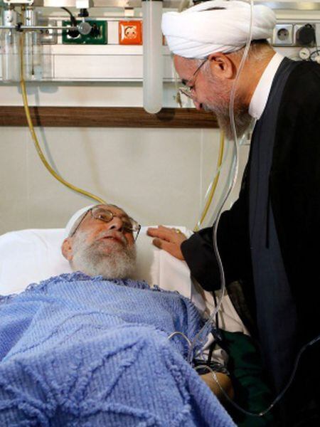 O presidente iraniano (direita) visita o aiatolá (esquerda) depois da operação.