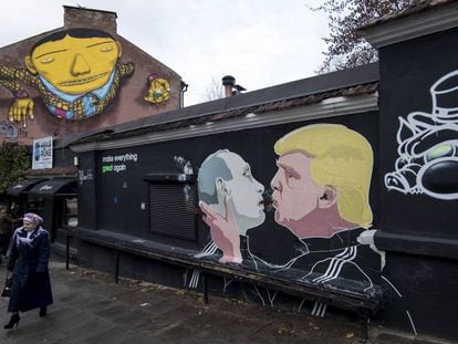 Grafiti mostra Trump e Putin se beijando.