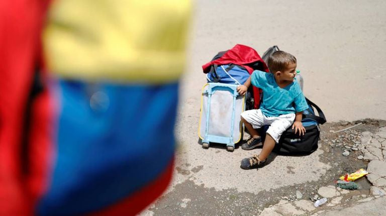 Garoto venezuelano próximo ao controle de fronteira em Pacaraima (RR), nesta segunda-feira (20)