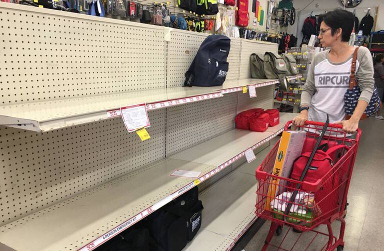Prateleiras vazias na loja SOS Survival Products, na quinta-feira, em Los Angeles.