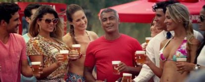 O ex-jogador Romário, centro, na propaganda de uma cerveja.
