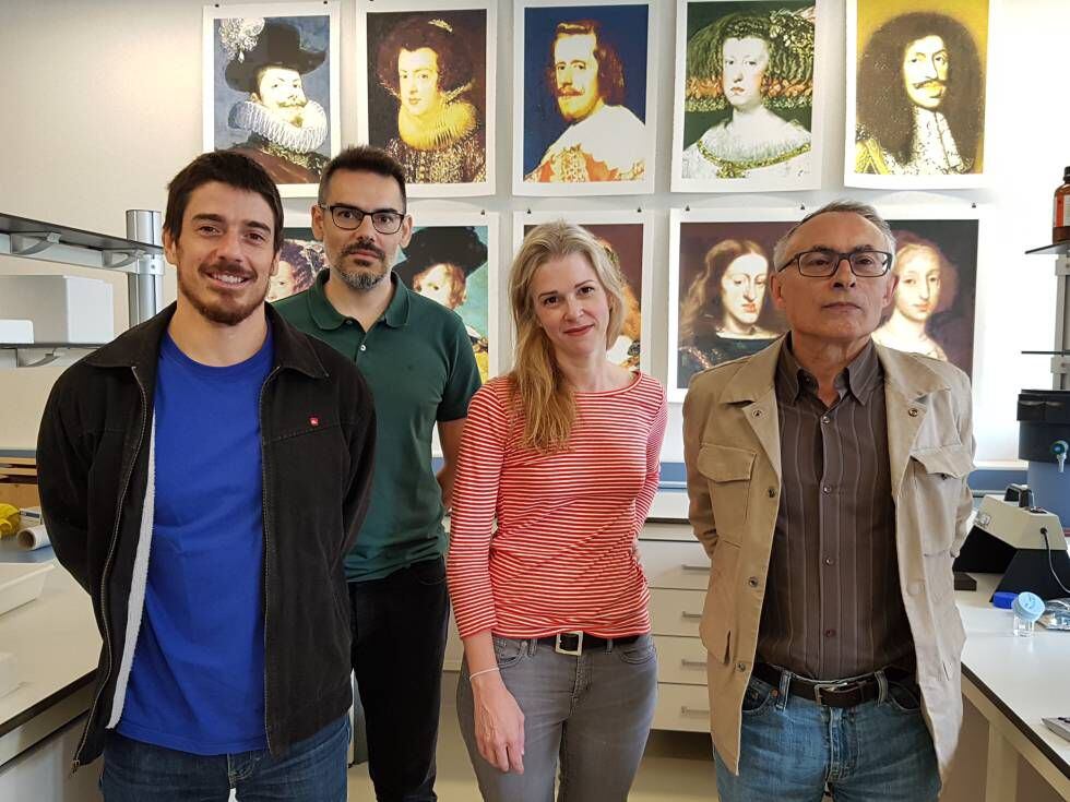 Da esquerda para a direita, os geneticistas Francisco Ceballos, Román Vilas e Gonzalo Álvarez, juntamente com a artista norte-americana Michelle Vaughan.