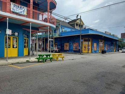 Frenchmen Street, uma área muito popular de clubes em Nova Orleans, vazia pela pandemia. 