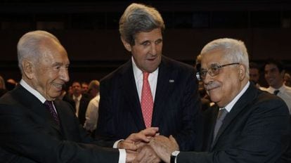 John Kerry e os presidentes de Israel e a Autoridade Palestina.