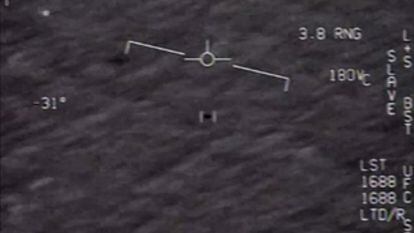 Objeto avistado por pilotos da Marinha, em uma captura de um vídeo divulgado pelos EUA em abril.