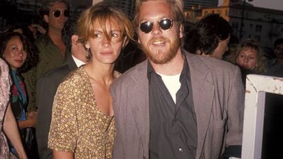 Julia Roberts e Kiefer Sutherland assistindo à estreia do filme 'Duro de Matar 2'. Era 1990 e seu relacionamento era documentado diariamente nos jornais.